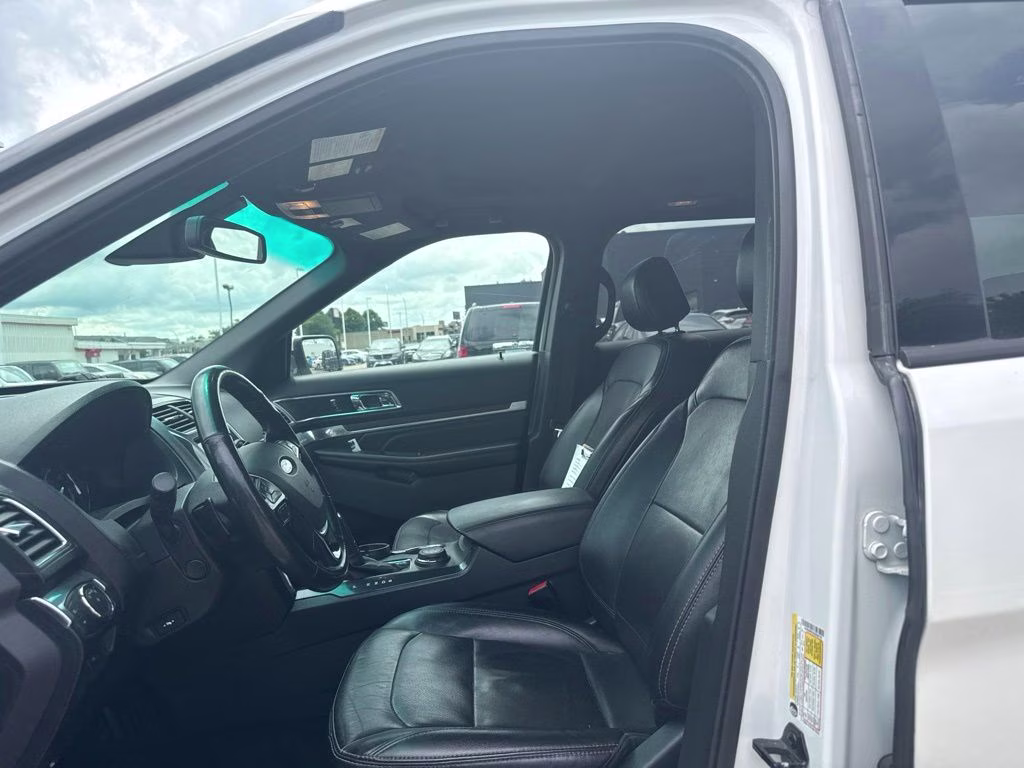 2016 White Platinum Metallic Tri-Coat Ford Explorer Limited 4X4 SUV