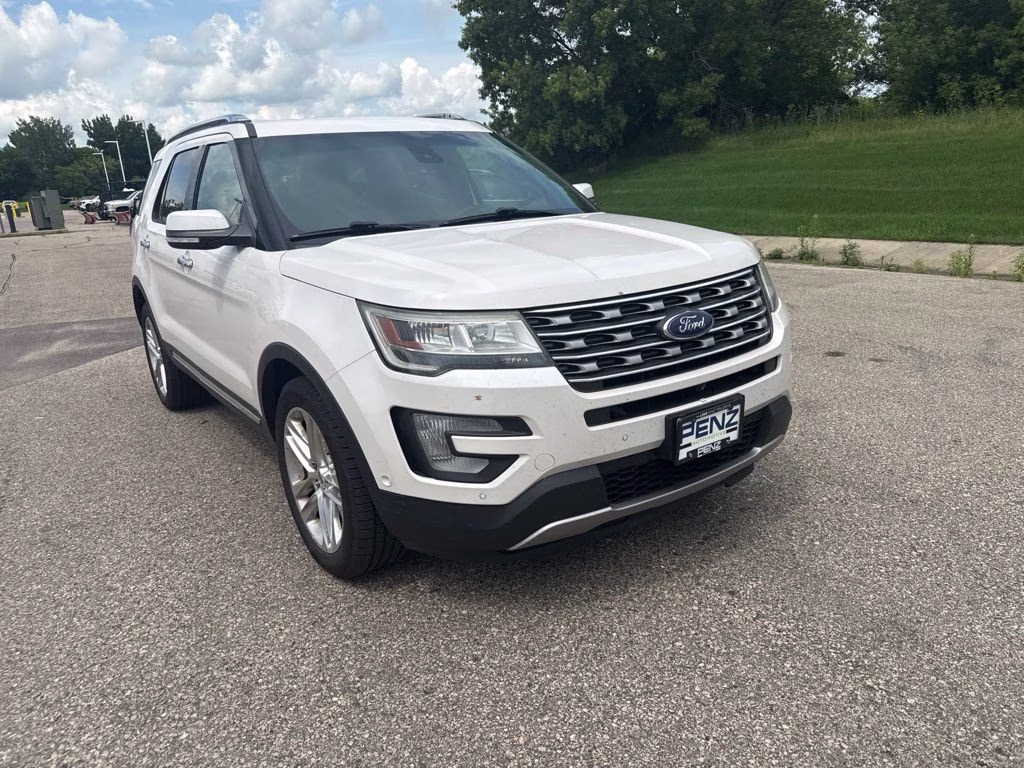 2016 White Platinum Metallic Tri-Coat Ford Explorer Limited 4X4 SUV