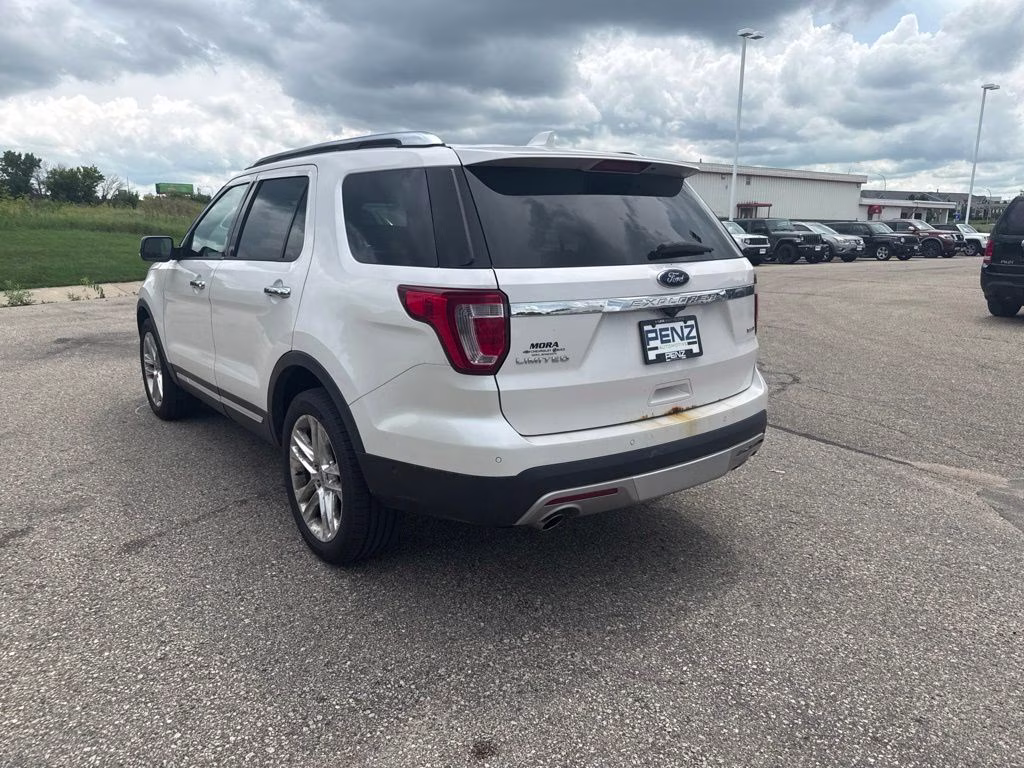 2016 White Platinum Metallic Tri-Coat Ford Explorer Limited 4X4 SUV