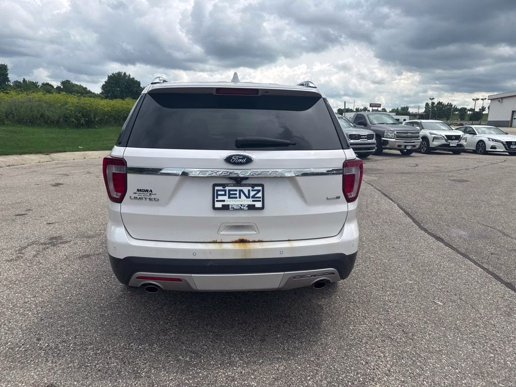 2016 White Platinum Metallic Tri-Coat Ford Explorer Limited 4X4 SUV