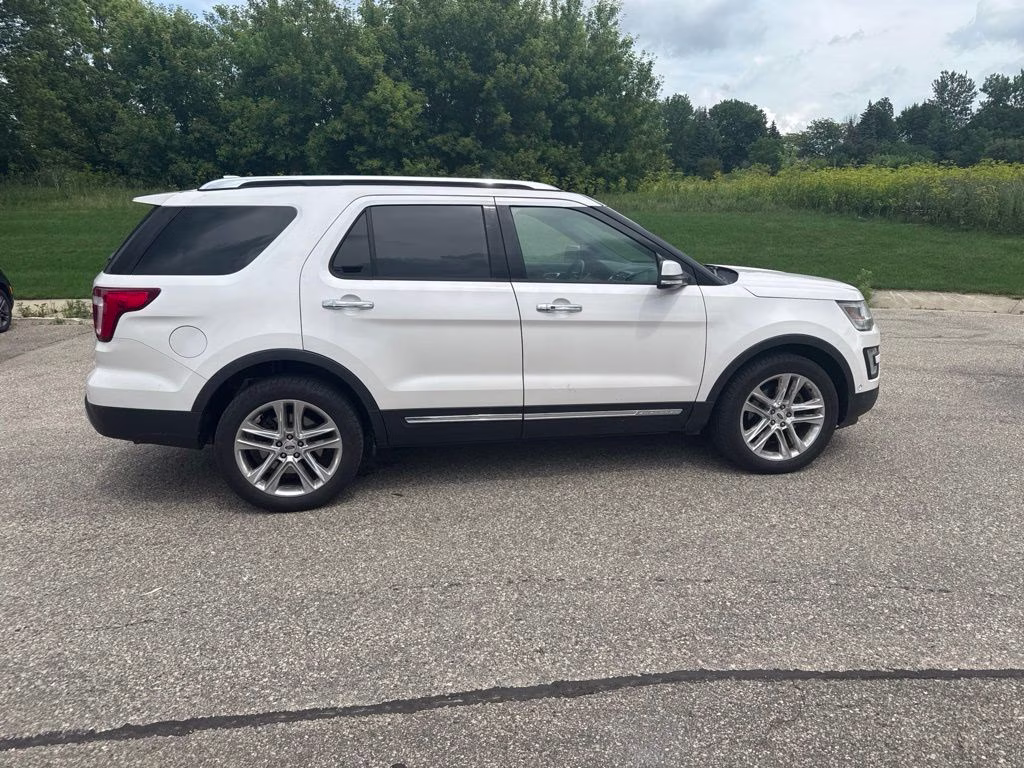 2016 White Platinum Metallic Tri-Coat Ford Explorer Limited 4X4 SUV