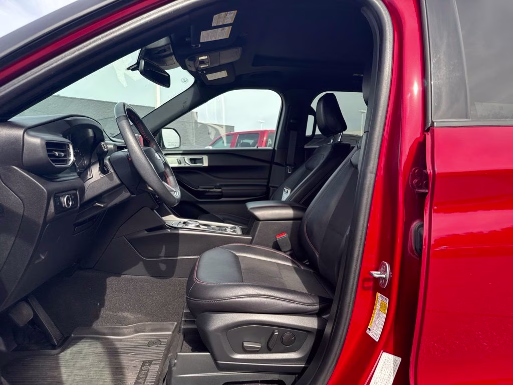 2024 Rapid Red Metallic Tinted Clearcoat Ford Explorer ST-Line 4X4 SUV