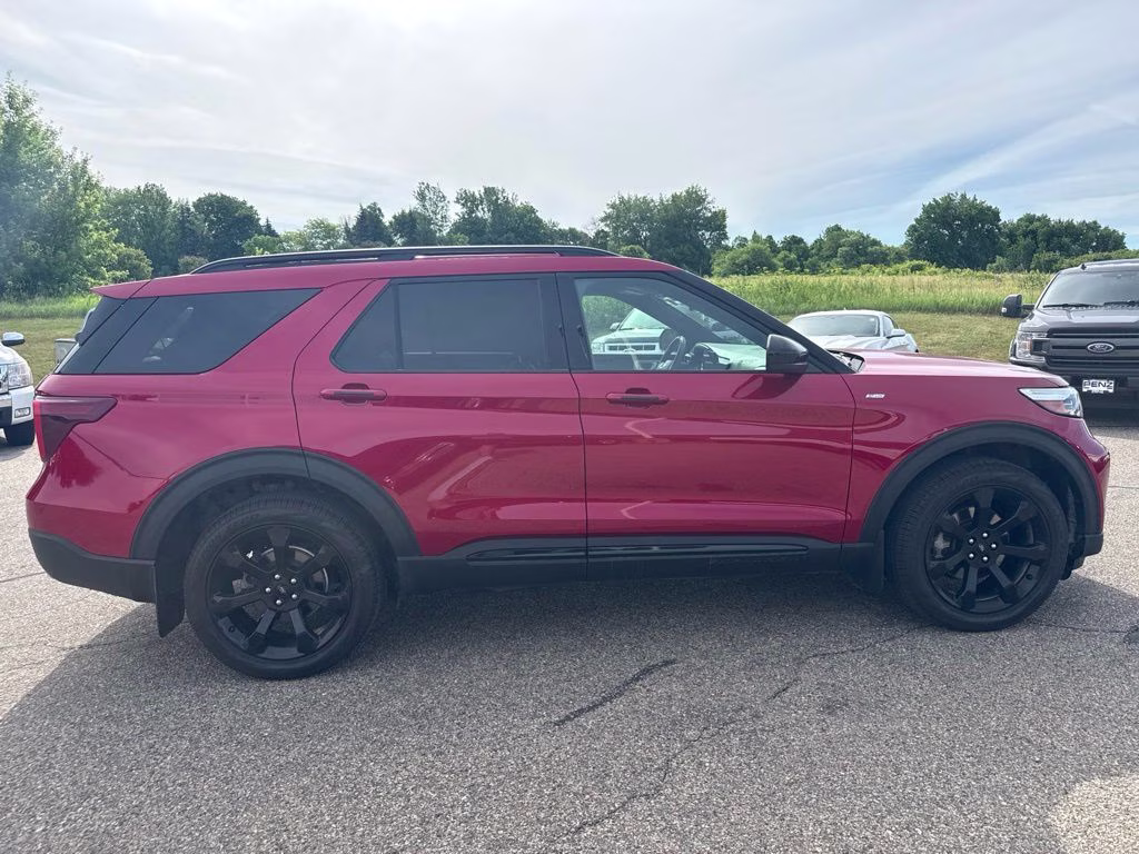 2024 Rapid Red Metallic Tinted Clearcoat Ford Explorer ST-Line 4X4 SUV
