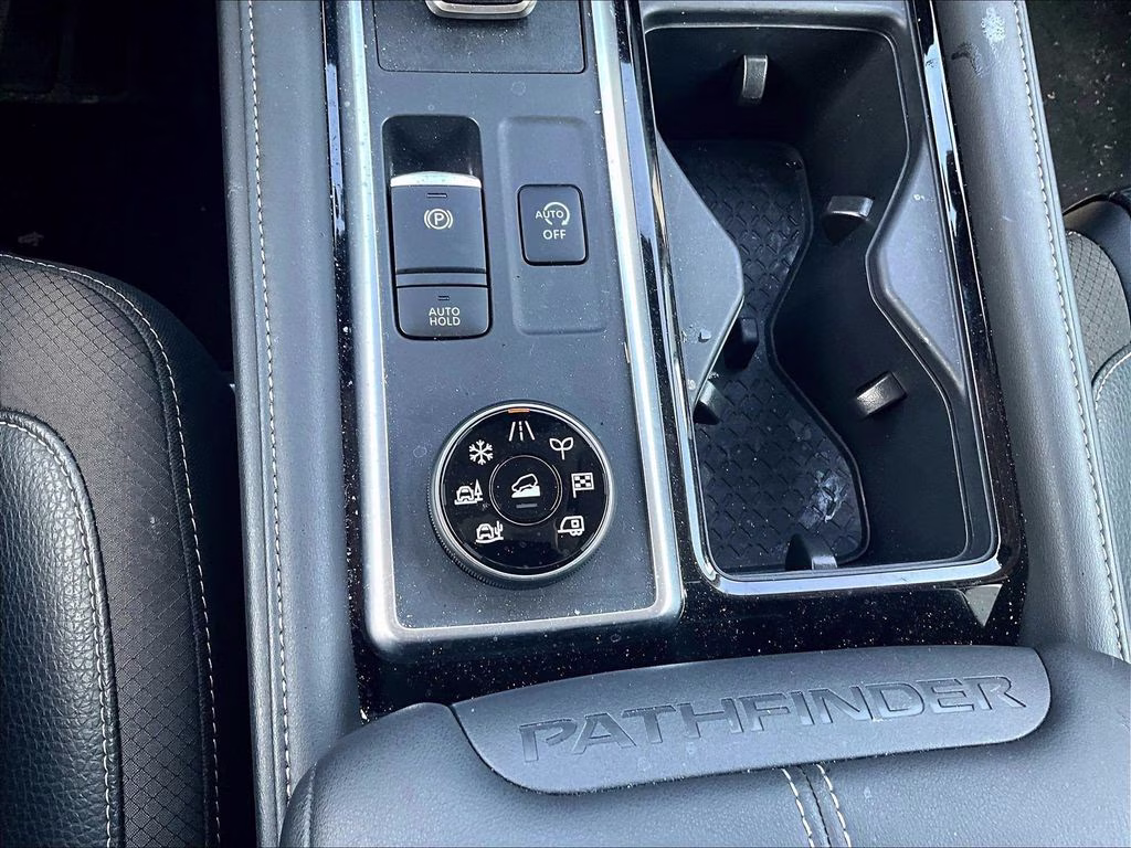 2024 Brilliant Silver Metallic Nissan Pathfinder SL 4X4 SUV