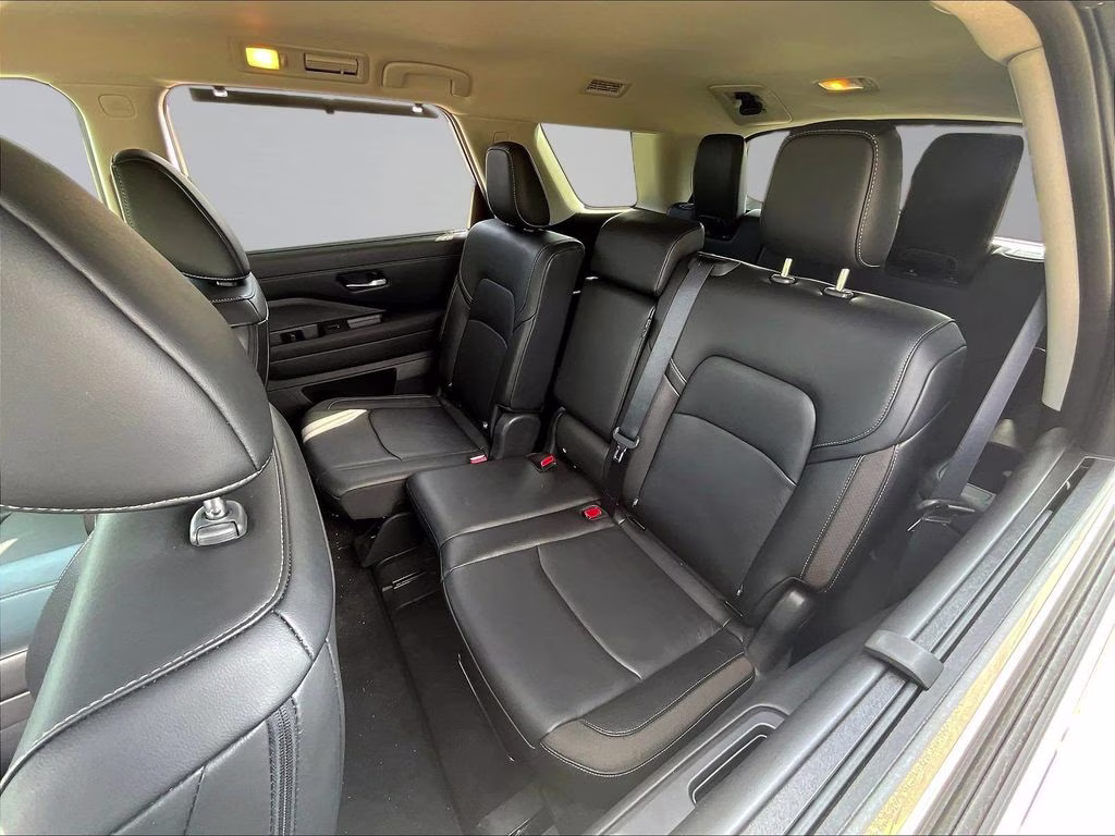 2024 Brilliant Silver Metallic Nissan Pathfinder SL 4X4 SUV