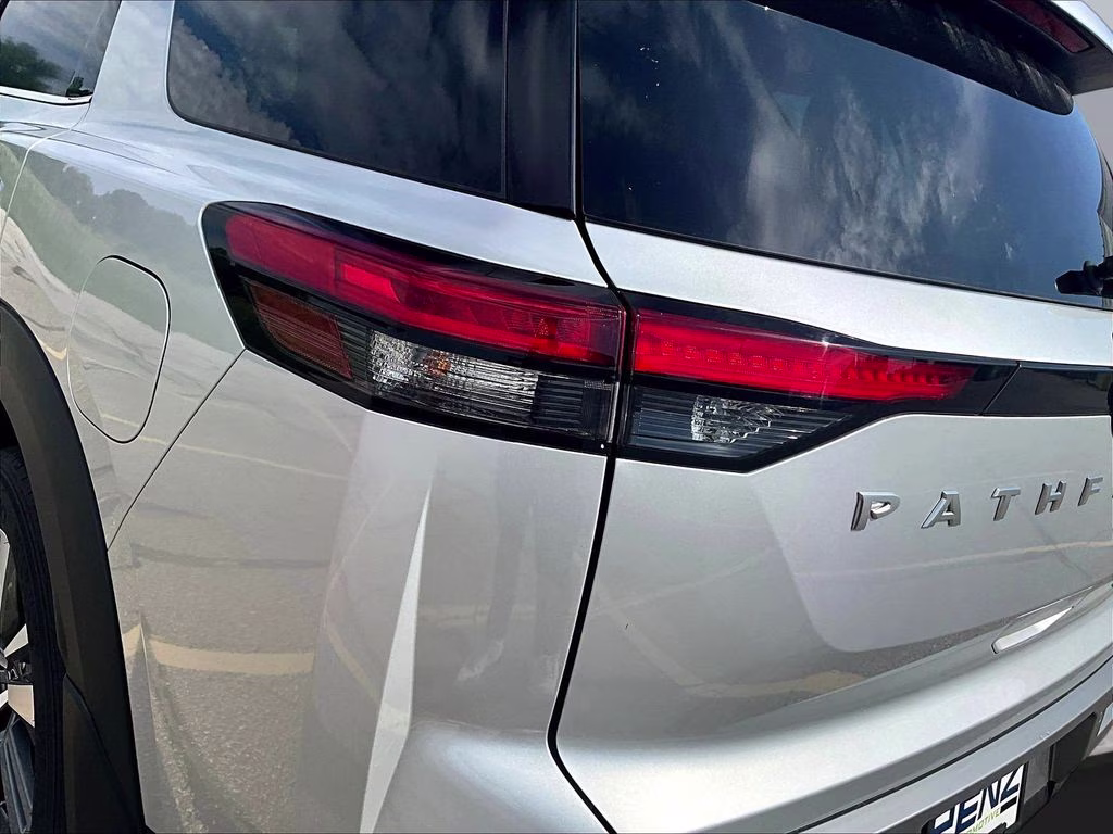 2024 Brilliant Silver Metallic Nissan Pathfinder SL 4X4 SUV