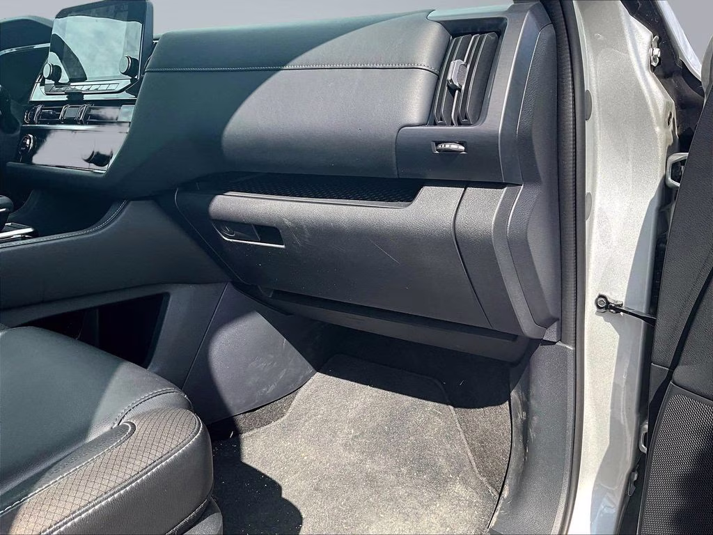 2024 Brilliant Silver Metallic Nissan Pathfinder SL 4X4 SUV