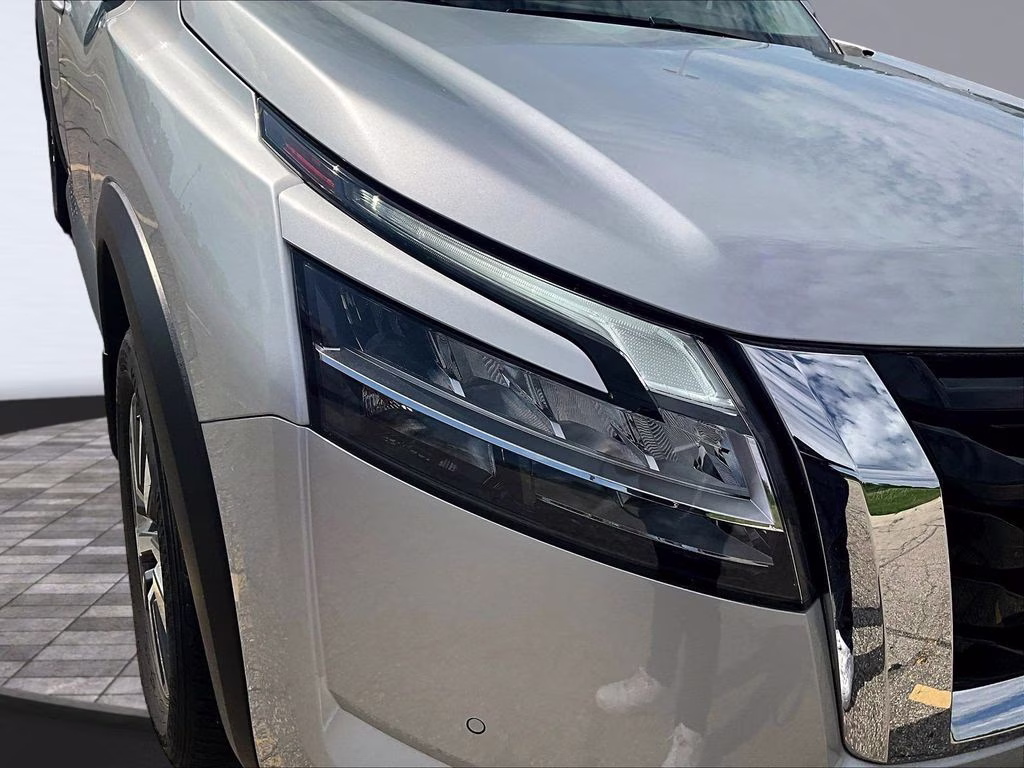 2024 Brilliant Silver Metallic Nissan Pathfinder SL 4X4 SUV