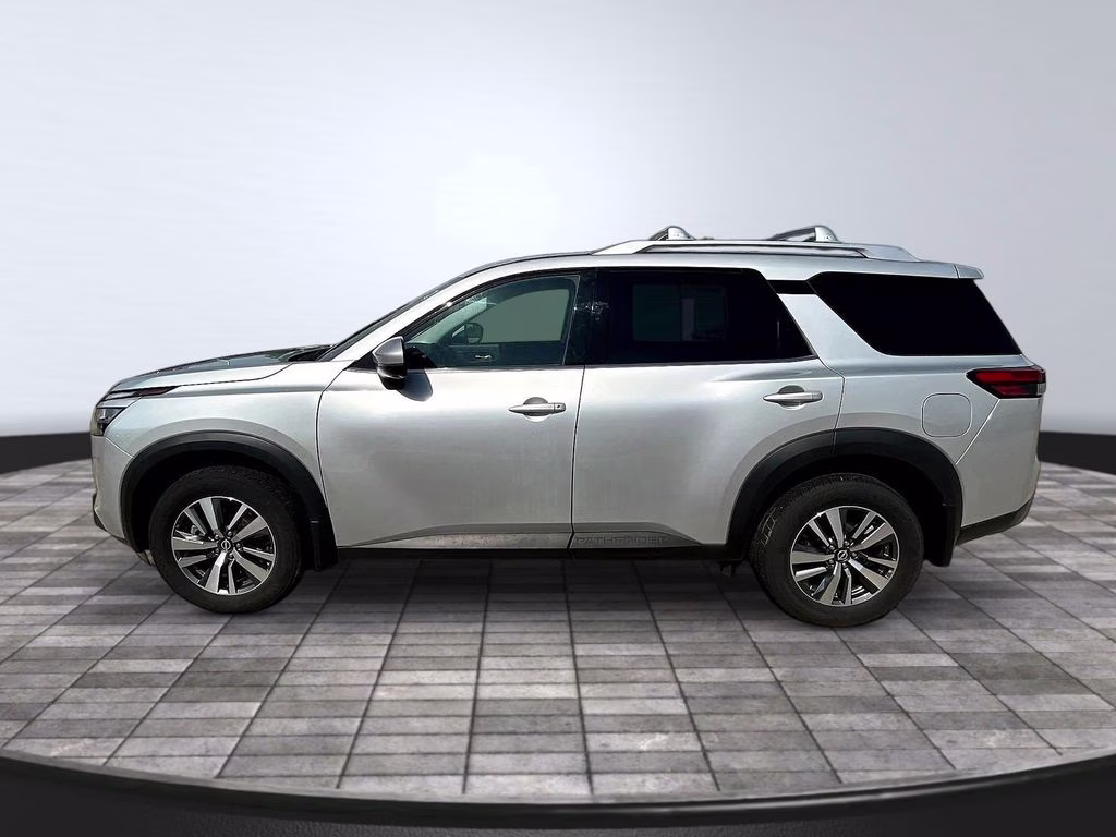 2024 Brilliant Silver Metallic Nissan Pathfinder SL 4X4 SUV