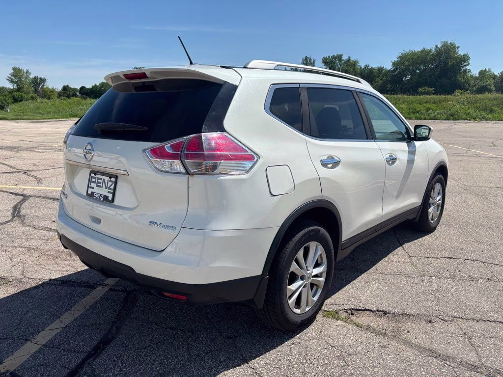 2016 Pearl White Nissan Rogue SV AWD SUV