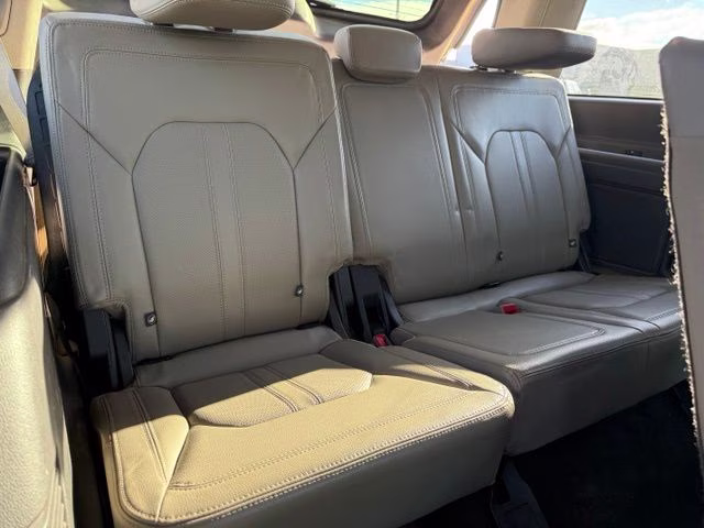 2018 White Platinum Metallic Tri-Coat Ford Expedition Limited 4X4 SUV