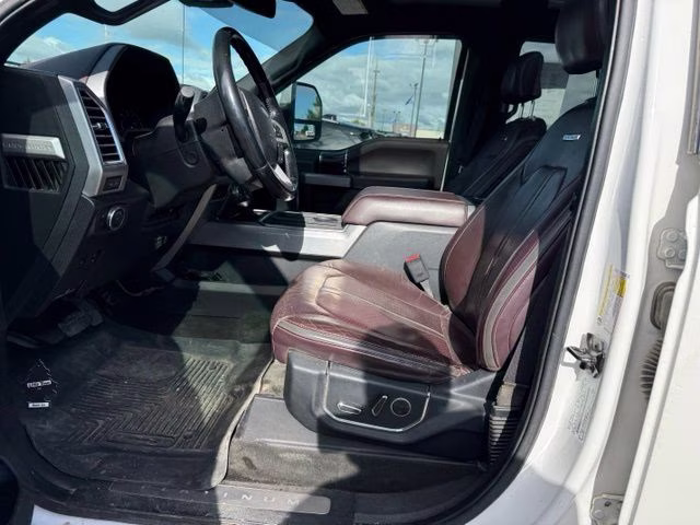 2017 White Platinum Metallic Tri-Coat Ford Super Duty F-350 SRW Platinum 4X4 Truck