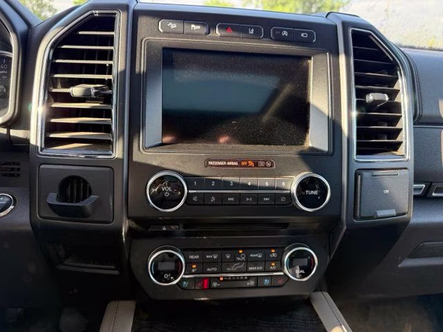 2018 White Platinum Metallic Tri-Coat Ford Expedition Limited 4X4 SUV