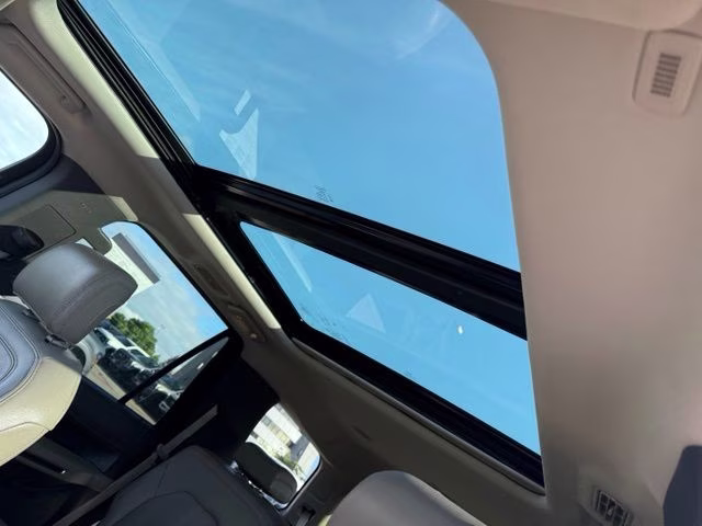 2018 White Platinum Metallic Tri-Coat Ford Expedition Limited 4X4 SUV