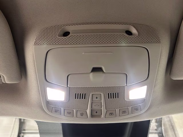 2018 White Platinum Metallic Tri-Coat Ford Expedition Limited 4X4 SUV