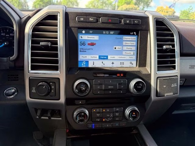 2017 White Platinum Metallic Tri-Coat Ford Super Duty F-350 SRW Platinum 4X4 Truck