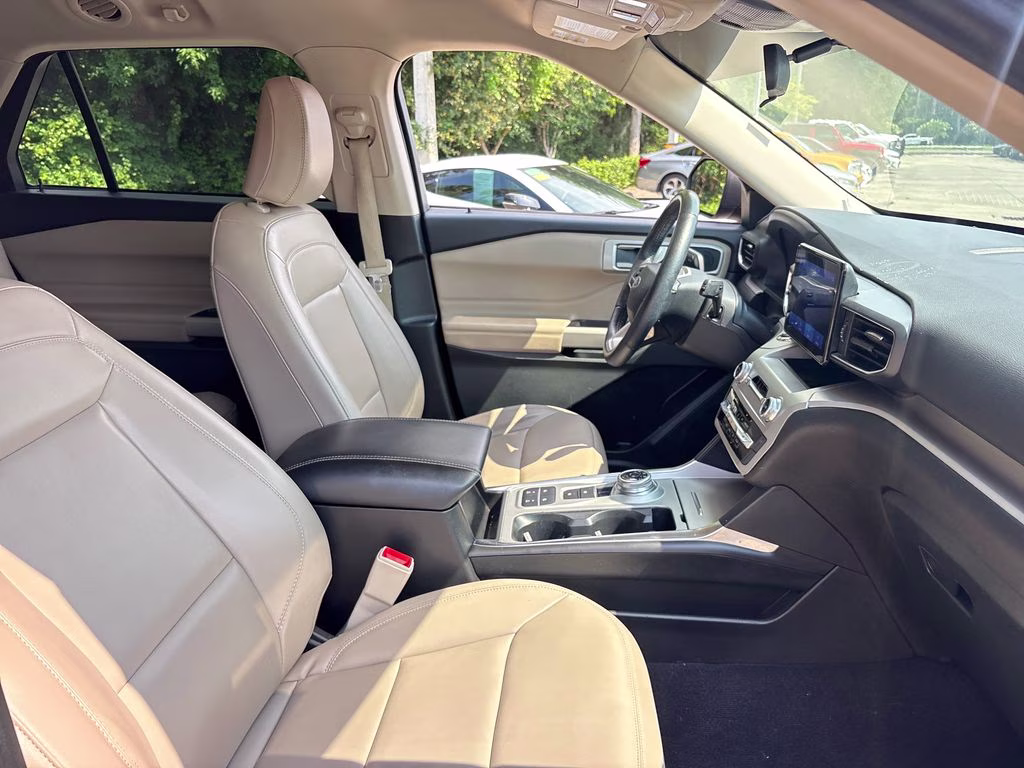 2024 Black Metallic Ford Explorer XLT RWD SUV