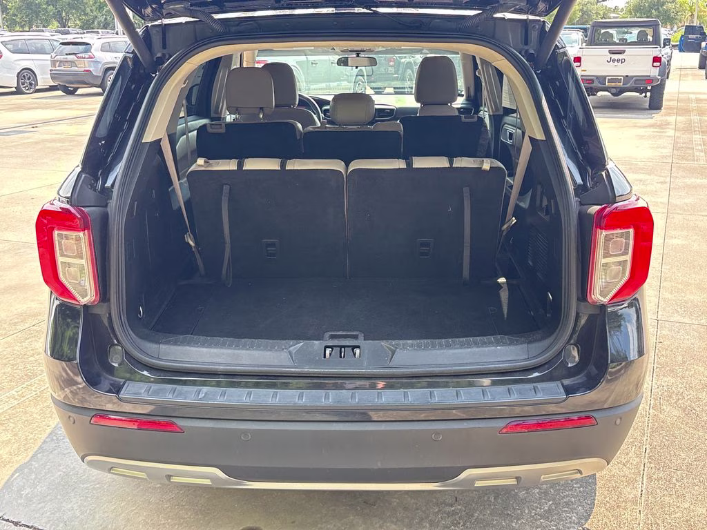 2024 Black Metallic Ford Explorer XLT RWD SUV