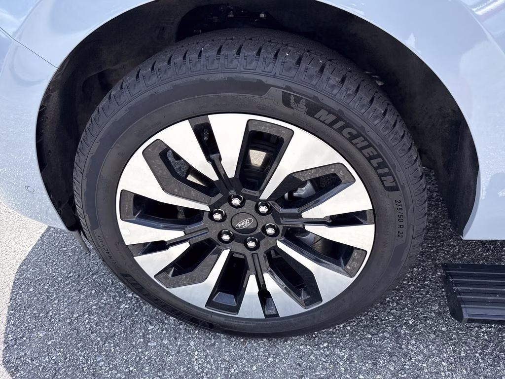 2025 Glacier Gray Metallic TriCoat Ford Expedition Platinum 4X4 SUV