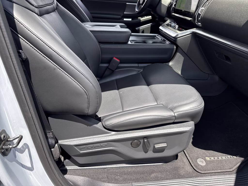 2025 Glacier Gray Metallic TriCoat Ford Expedition Platinum 4X4 SUV