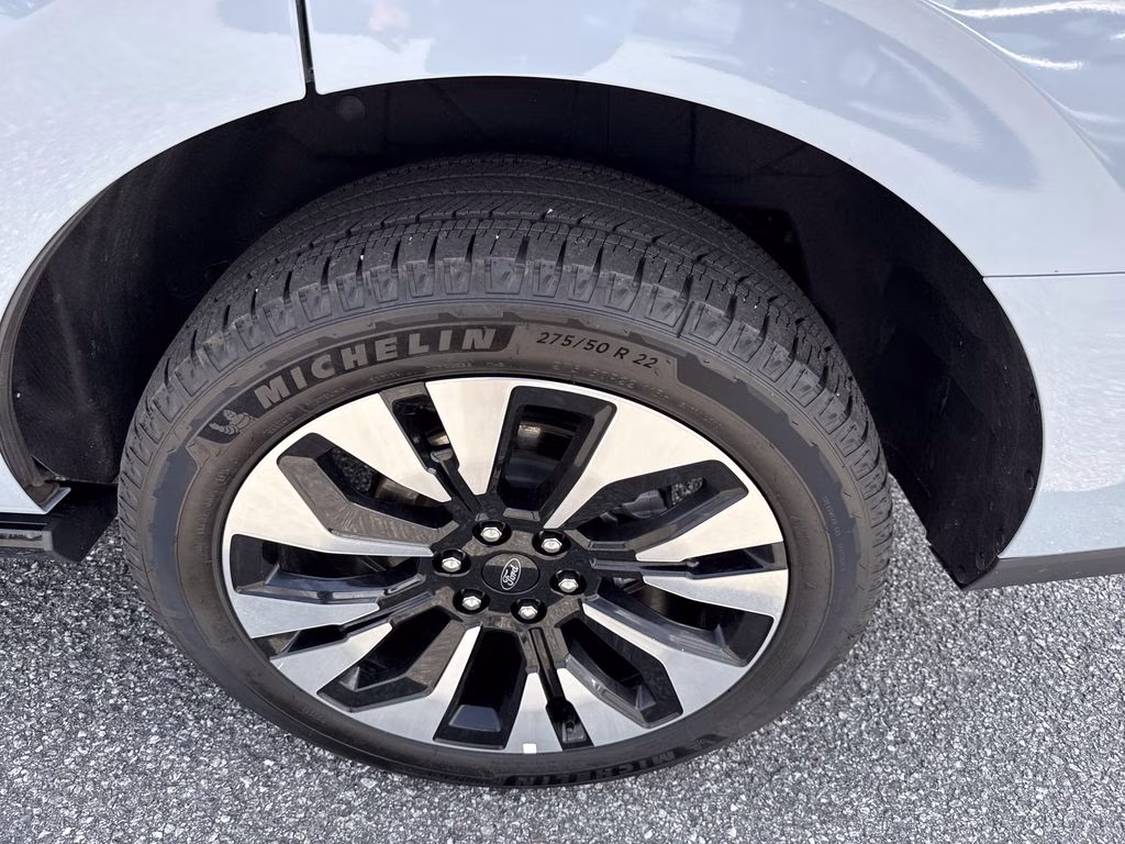 2025 Glacier Gray Metallic TriCoat Ford Expedition Platinum 4X4 SUV