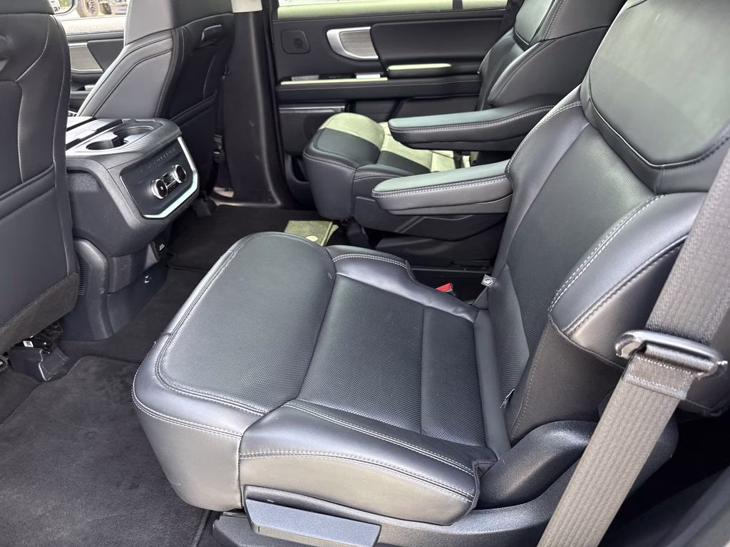 2025 Glacier Gray Metallic TriCoat Ford Expedition Platinum 4X4 SUV