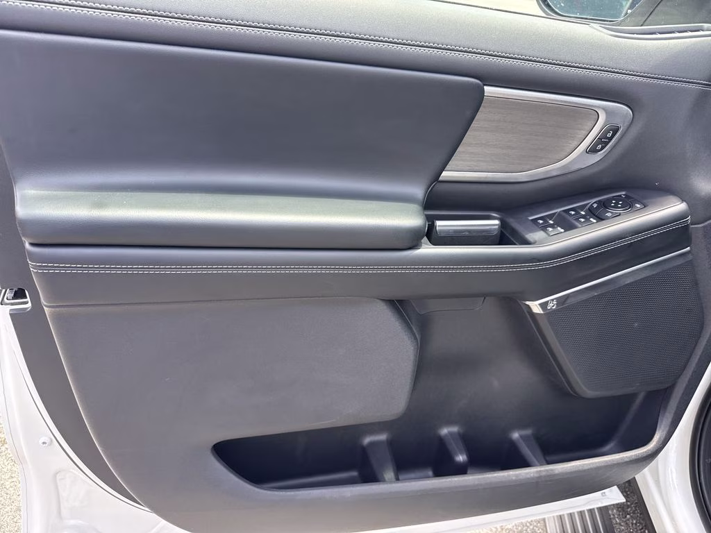 2025 Star White Metallic Tri-Coat Ford Expedition Platinum 4X4 SUV