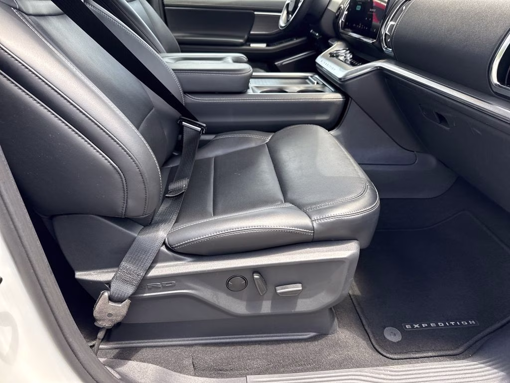 2025 Star White Metallic Tri-Coat Ford Expedition Platinum 4X4 SUV