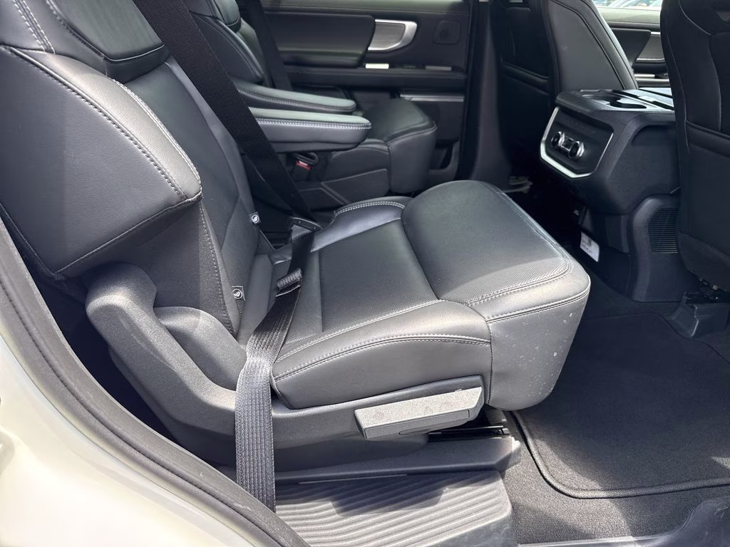2025 Star White Metallic Tri-Coat Ford Expedition Platinum 4X4 SUV