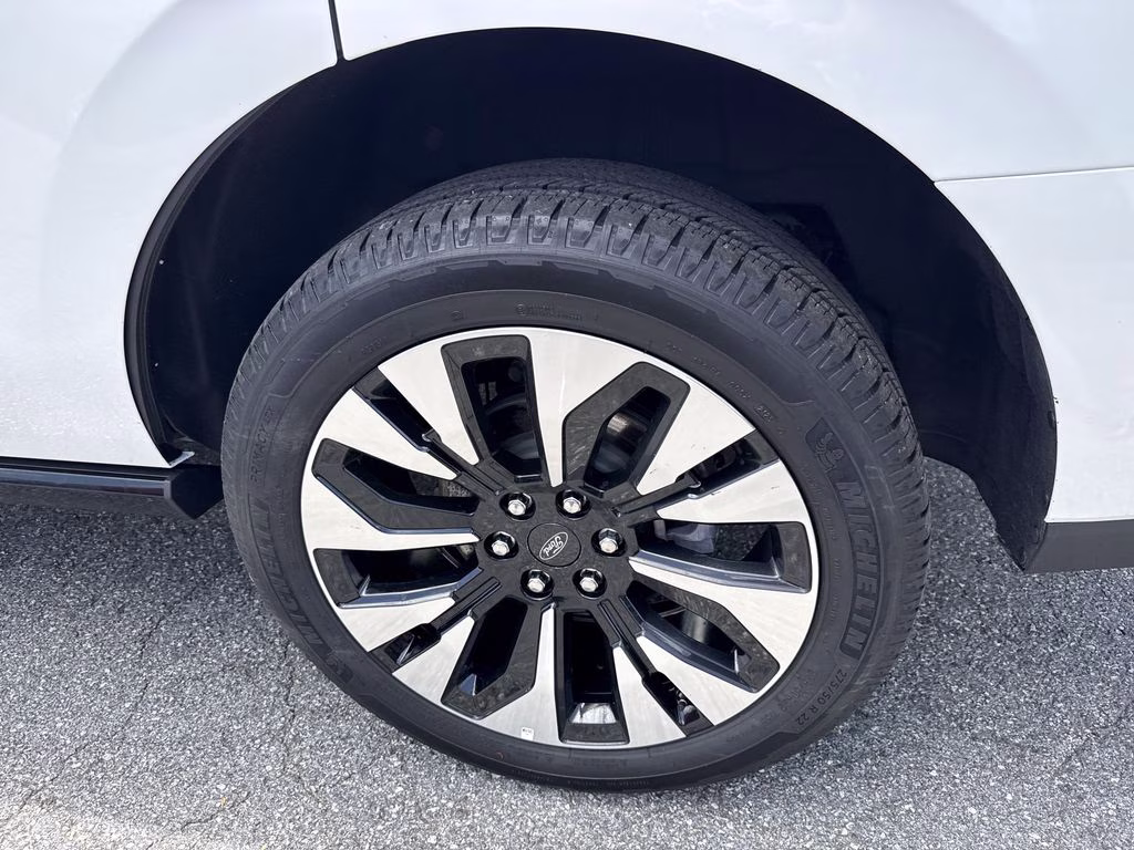 2025 Star White Metallic Tri-Coat Ford Expedition Platinum 4X4 SUV