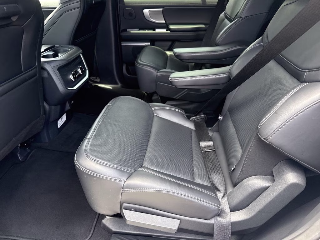 2025 Star White Metallic Tri-Coat Ford Expedition Platinum 4X4 SUV