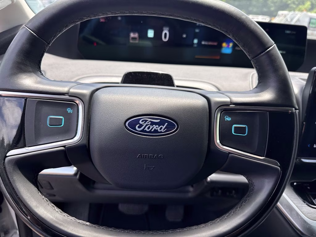 2025 Star White Metallic Tri-Coat Ford Expedition Platinum 4X4 SUV