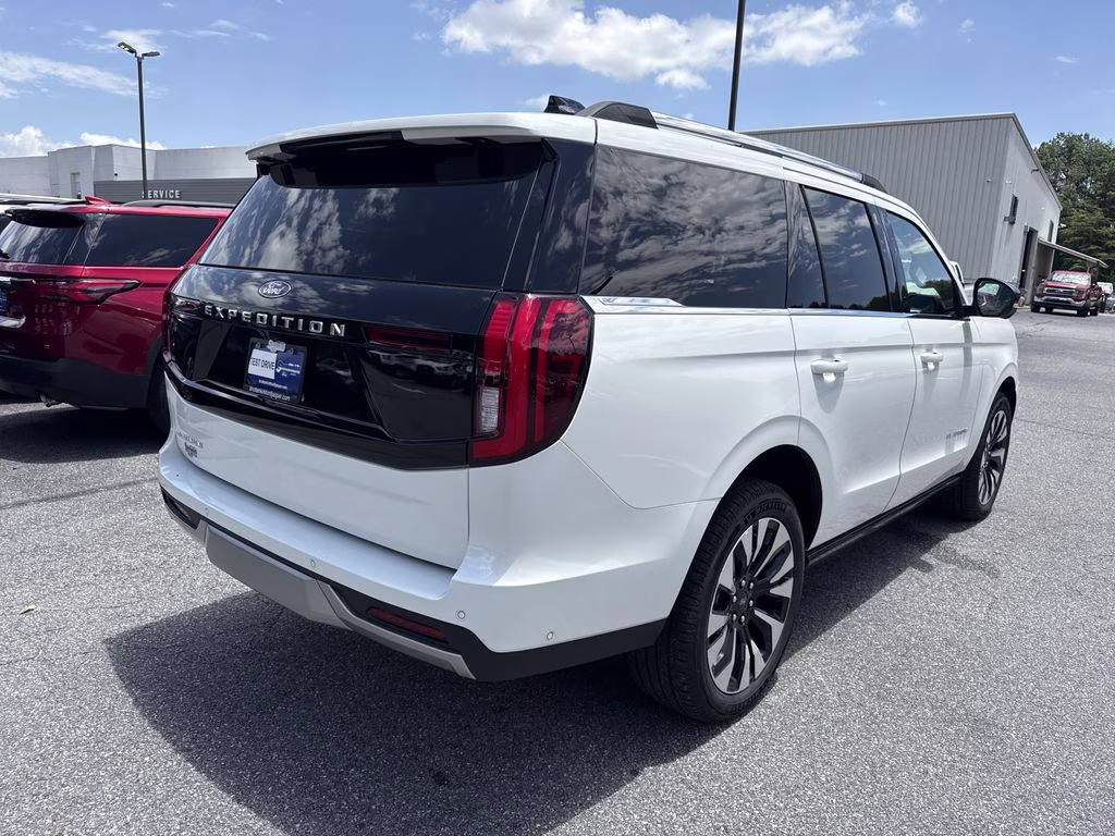 2025 Star White Metallic Tri-Coat Ford Expedition Platinum 4X4 SUV
