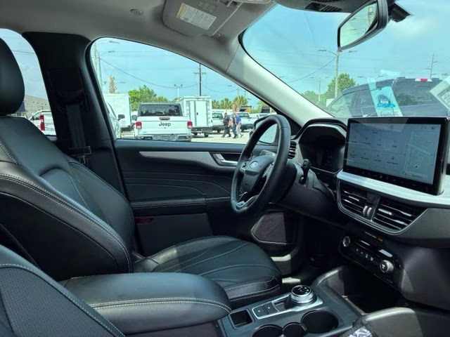 2025 White Metallic Ford Escape Plug-In Hybrid Base FWD SUV