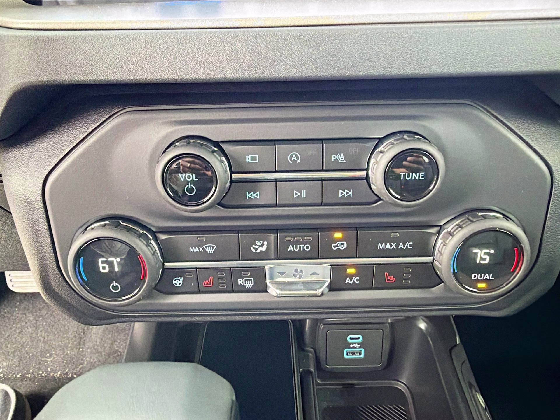 2025 Oxford White Ford Bronco Outer Banks 4X4 SUV