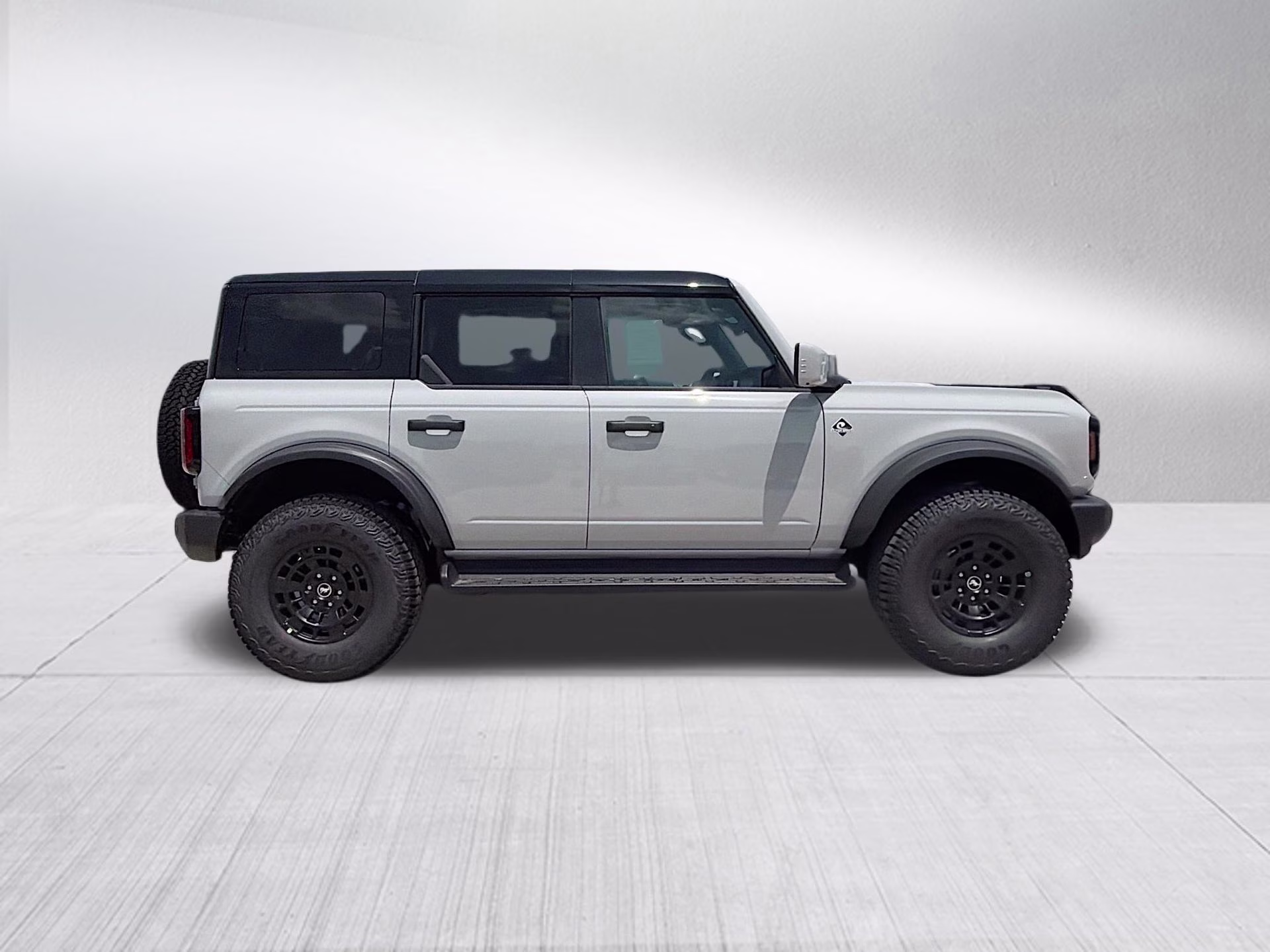 2026 Avalanche Gray Ford Bronco Outer Banks 4X4 SUV