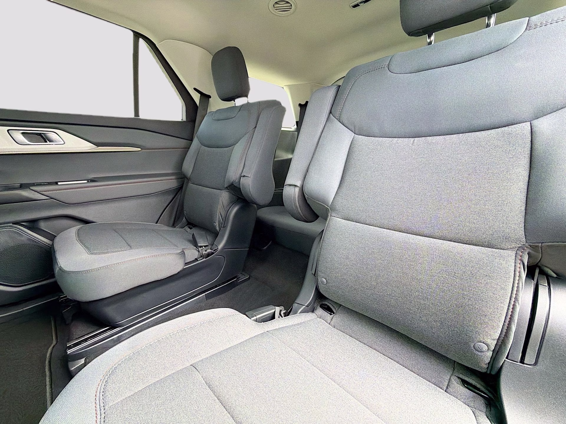 2026 Star White Metallic Tri-Coat Ford Explorer Active RWD SUV