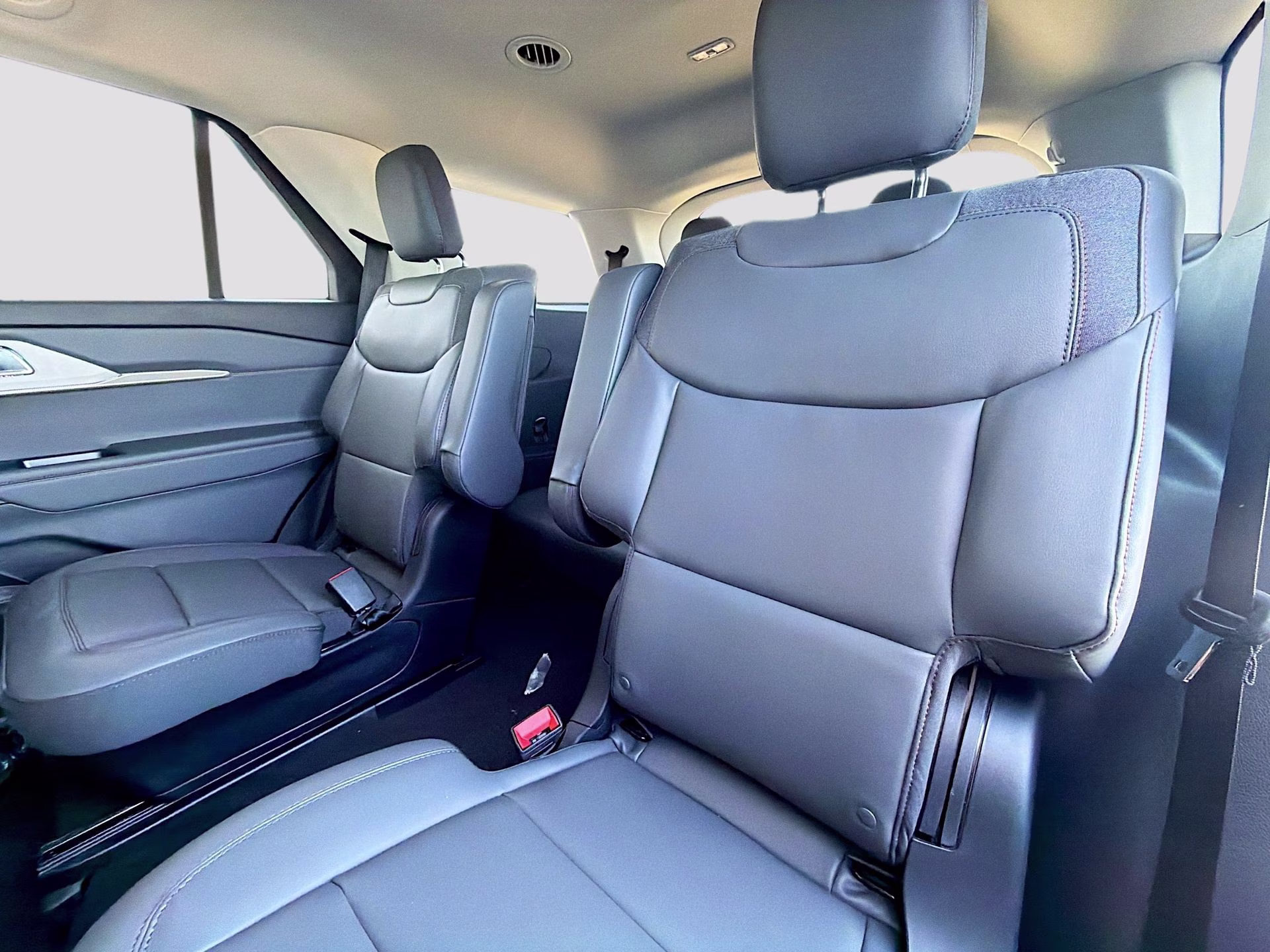 2026 Space White Metallic Ford Explorer Active RWD SUV
