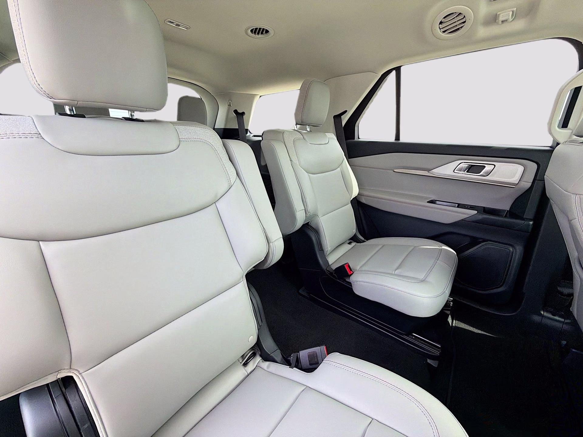 2026 Star White Metallic Tri-Coat Ford Explorer Active RWD SUV