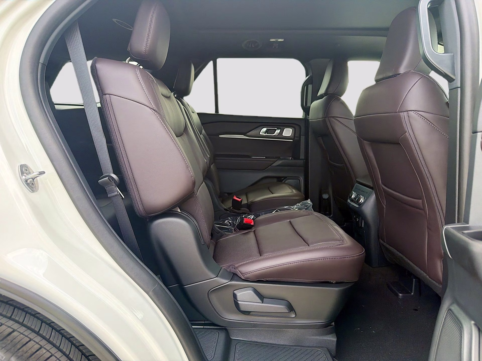 2026 Star White Metallic Tri-Coat Ford Explorer Platinum RWD SUV