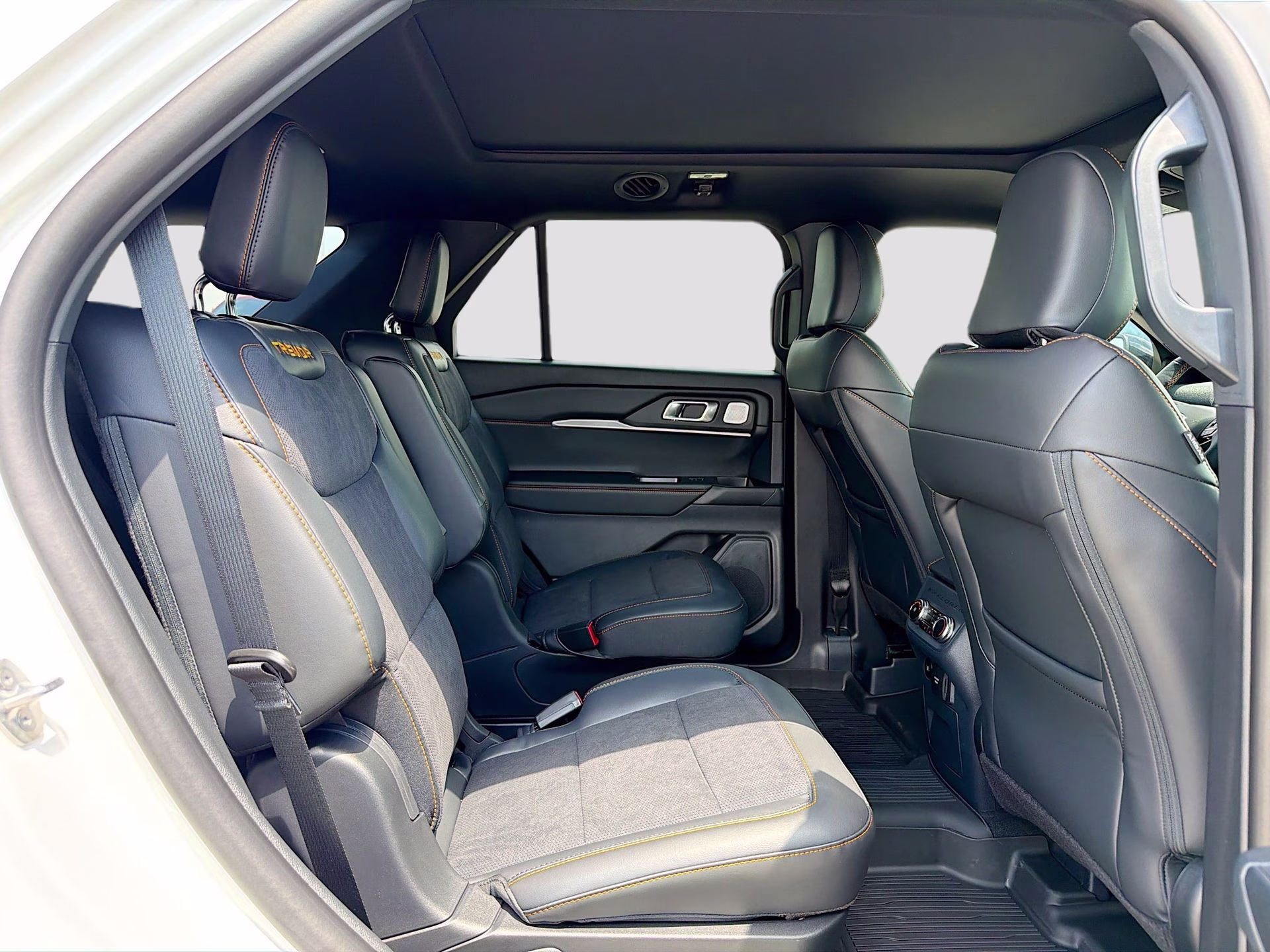 2026 Star White Metallic Tri-Coat Ford Explorer Tremor 4X4 SUV