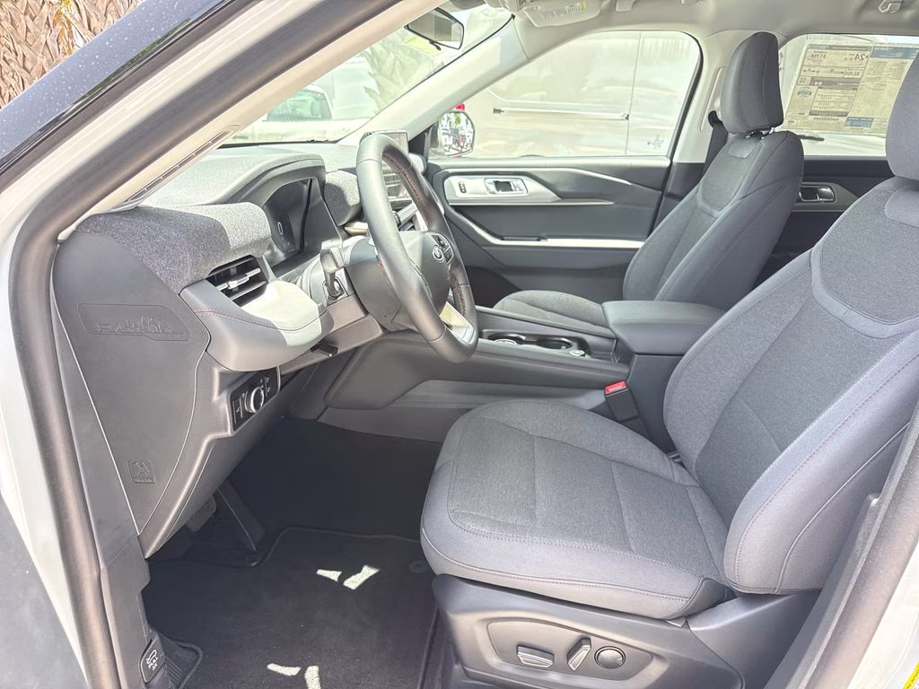 2026 Oxford White Ford Explorer Active RWD SUV