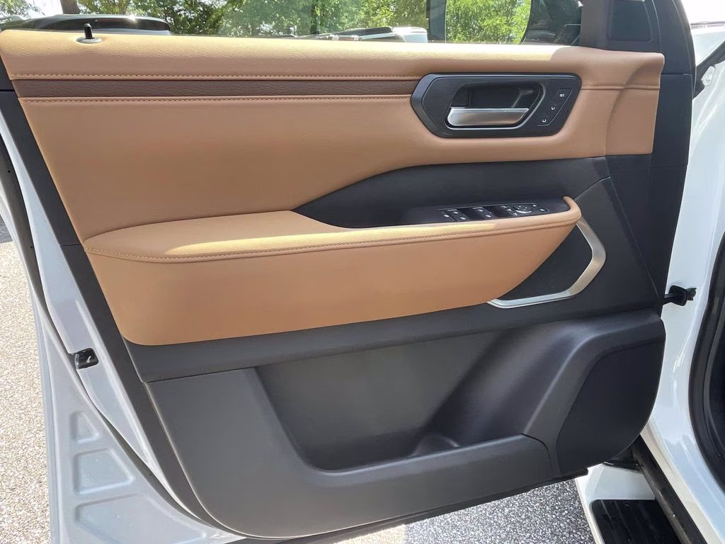 2026 Everest White Pearl/Black Nissan Armada Platinum Reserve 4X4 SUV