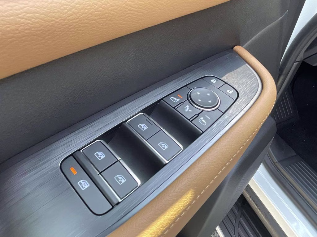 2026 Everest White Pearl/Black Nissan Armada Platinum Reserve 4X4 SUV