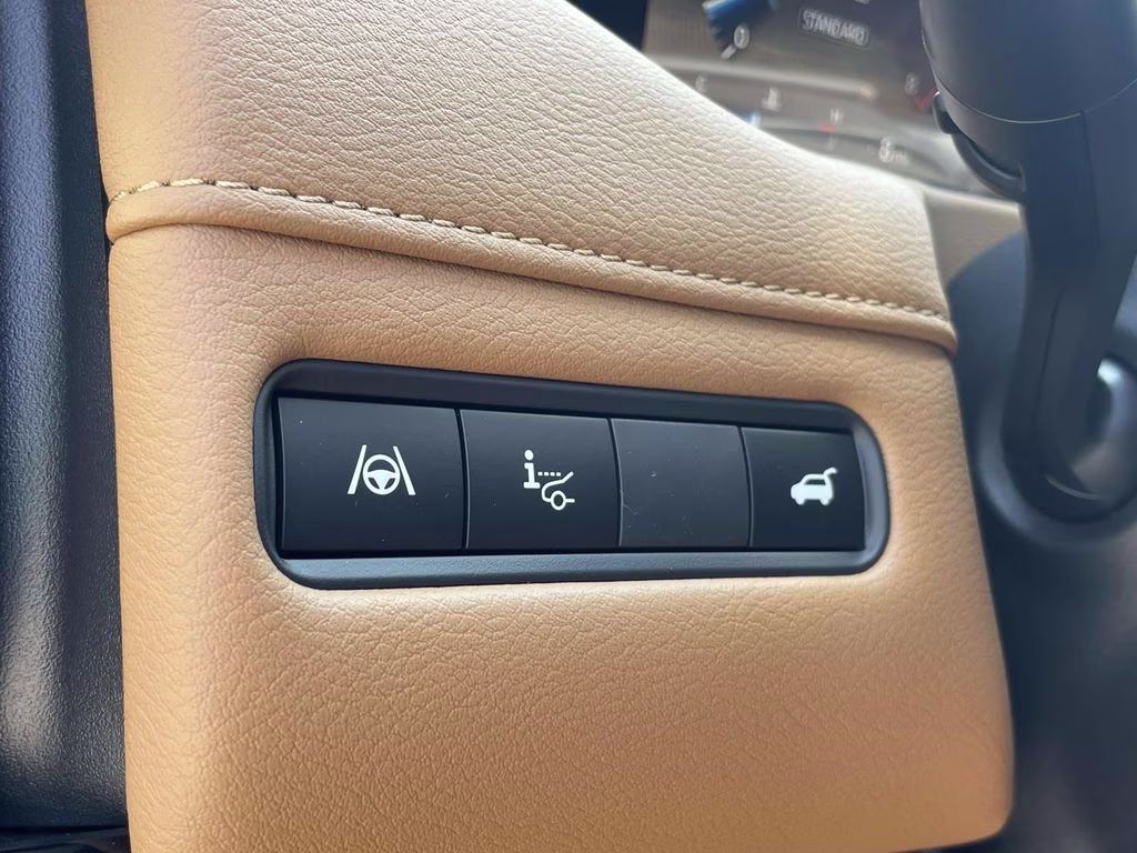 2026 Everest White Pearl/Black Nissan Armada Platinum Reserve 4X4 SUV
