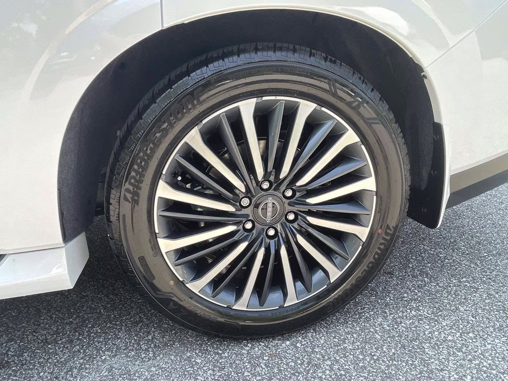 2026 Everest White Pearl/Black Nissan Armada Platinum Reserve 4X4 SUV
