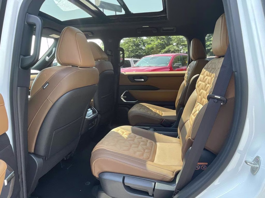 2026 Everest White Pearl/Black Nissan Armada Platinum Reserve 4X4 SUV