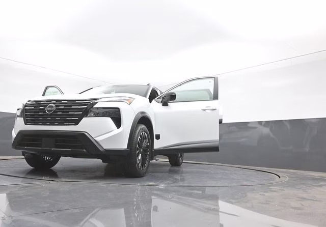 2026 Everest White Pearl Tricoat Nissan Rogue Dark Armor FWD SUV