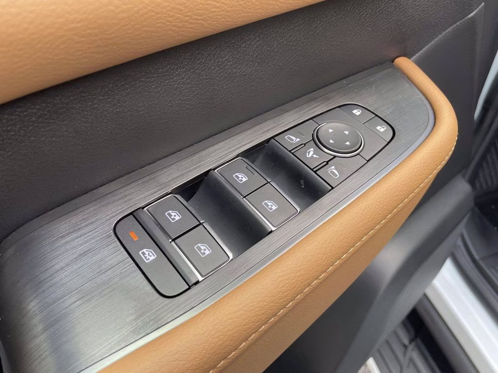 2026 Everest White Pearl/Black Nissan Armada Platinum Reserve 4X4 SUV