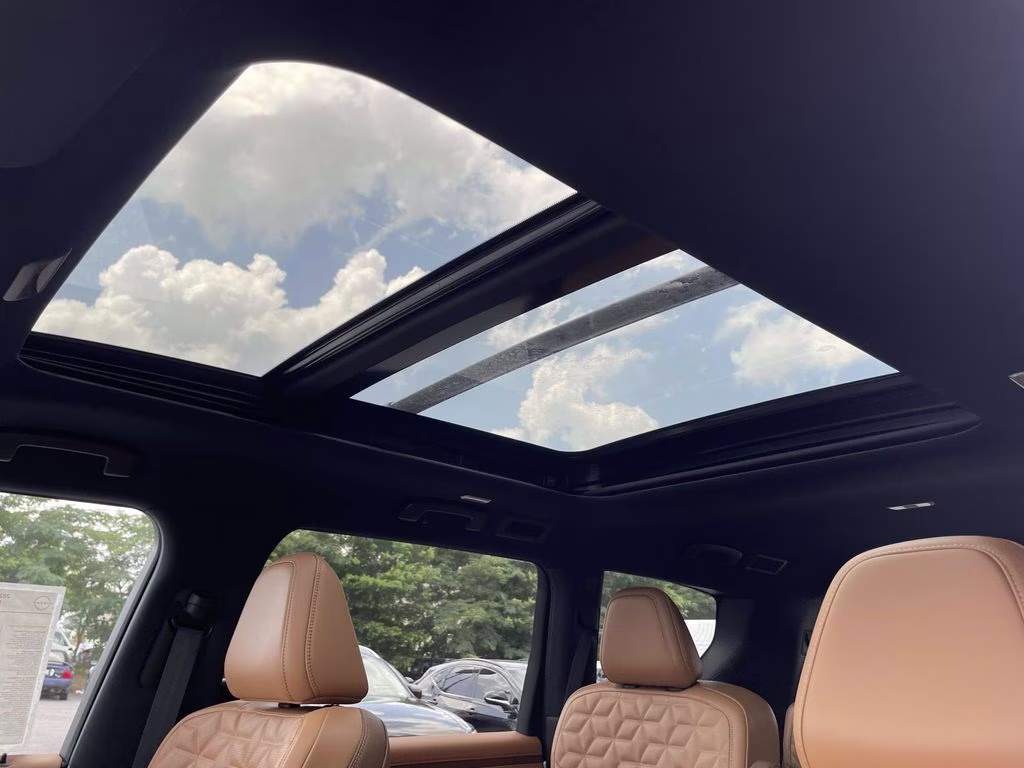 2026 Everest White Pearl/Black Nissan Armada Platinum Reserve 4X4 SUV